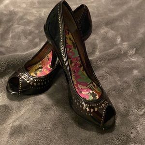 Betsey Johnson Betseyville BV Pecks Patent Leather Peep Toe Heels Sz 6.5